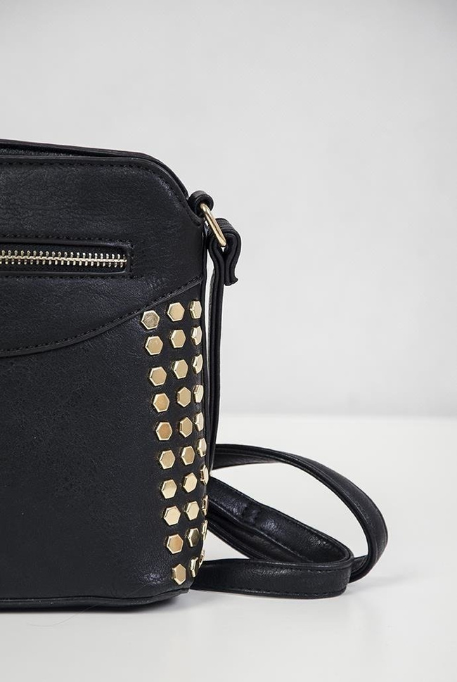 Mała, czarna torebka z ćwiekami po bokach