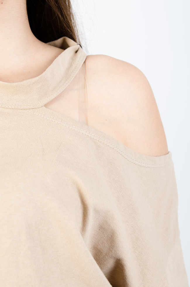 BEŻOWA BAWEŁNIANA SUKIENKA W WYCIĘCIEM NA RAMIENIU 