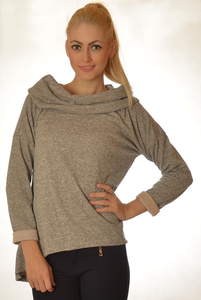 Beżowa bluza z kominem