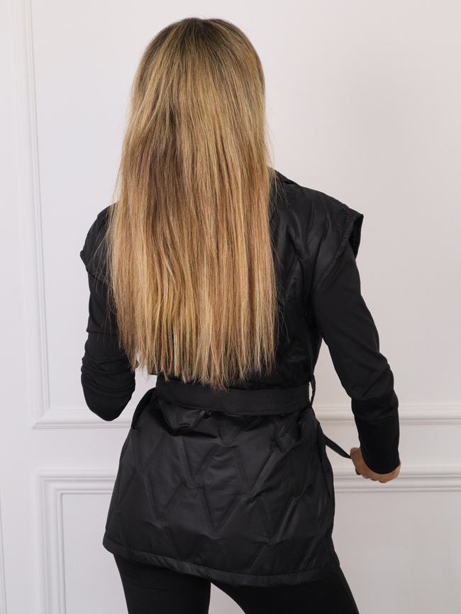 KAMIZELKA Z WIĄZANIEM W PASIE I BROSZKĄ W SŁOŃCE- CZARNA