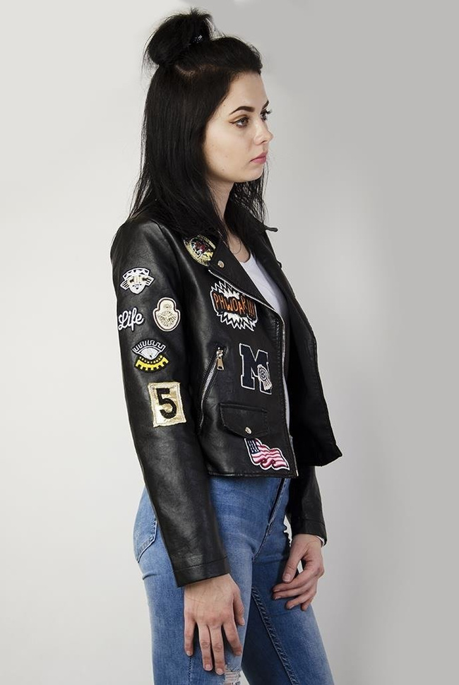 Kurtka ramoneska z naszywkami