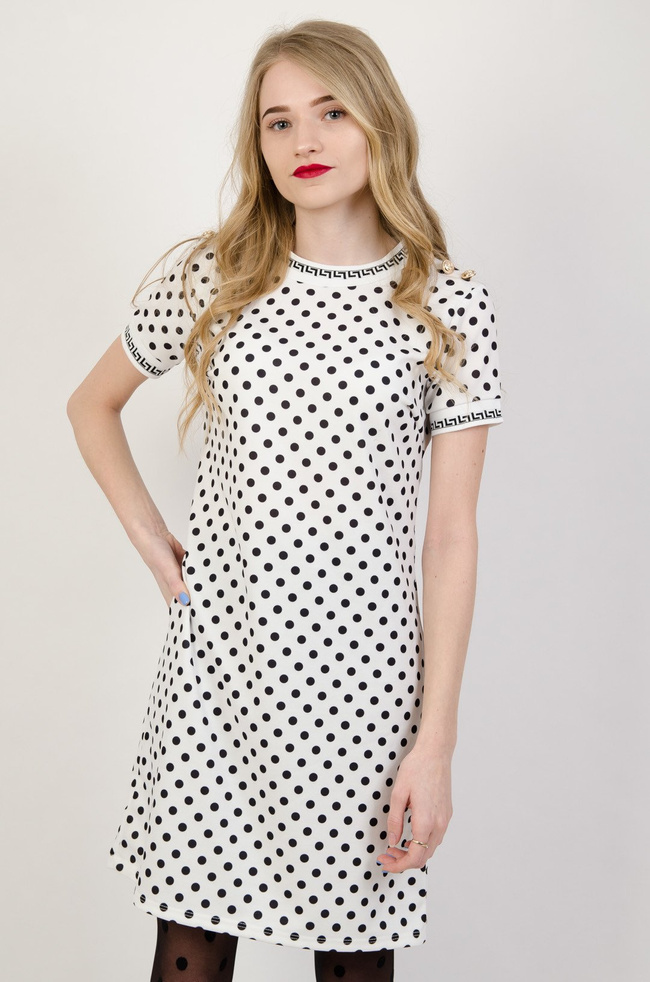 Biała sukienka w czarne grochy i złotymi guzikami