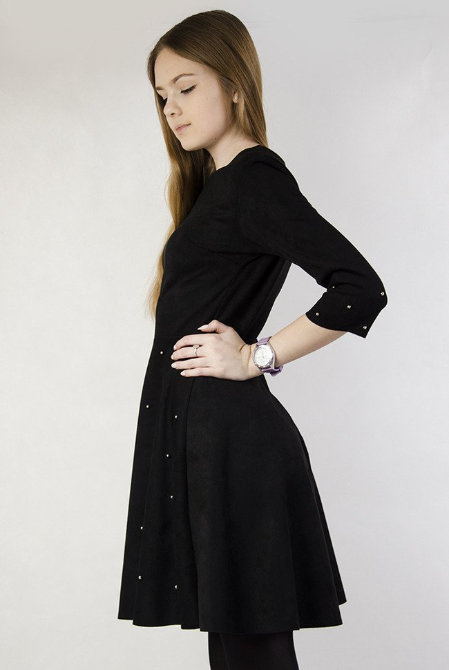 Czarna rozkloszowana zamszowa sukienka z perełkami