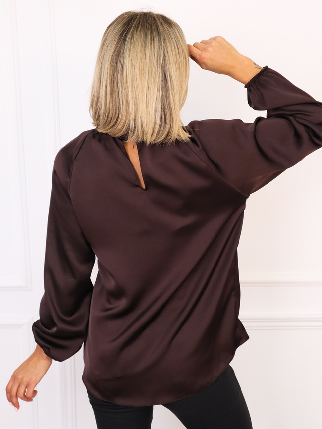 SATYNOWA BLUZKA ZE STÓJKĄ I RĘKAWAMI Z GUMKĄ- CZEKOLADOWA