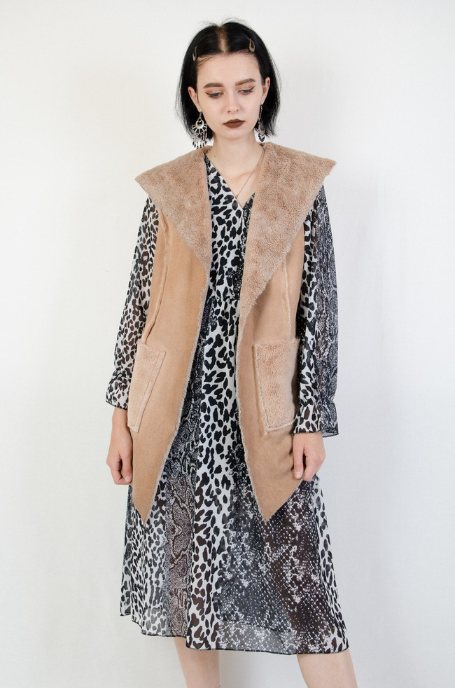 Beżowa kamizelka z kapturem oraz kieszeniami