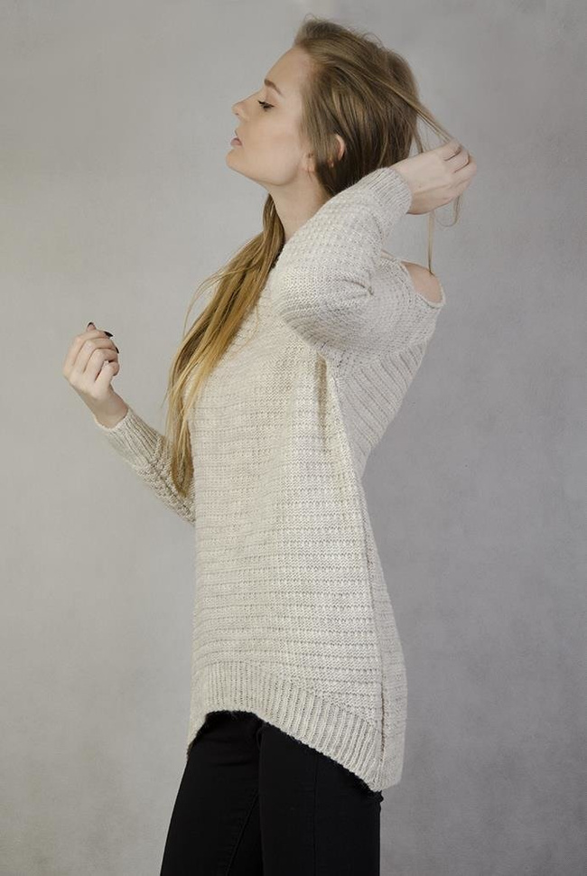 Beżowy sweterek z wycięciami na ramionach