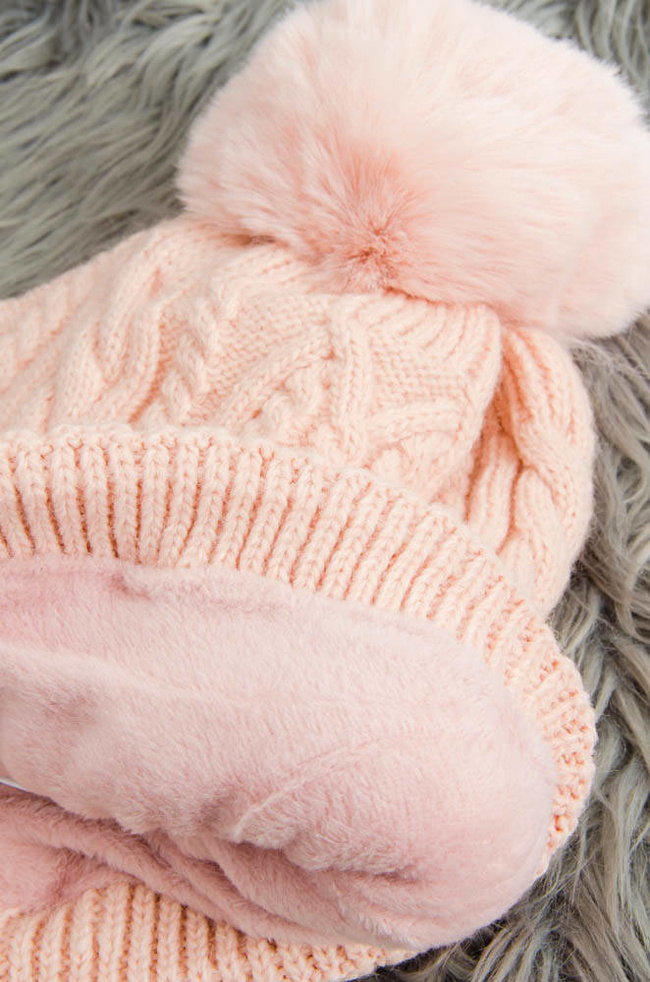 ZIMOWA JASNO-RÓŻOWA PLECIONA CZAPKA Z POMPONEM