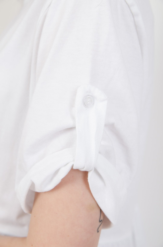 Biała bluzka z rozszerzalnym dołem 