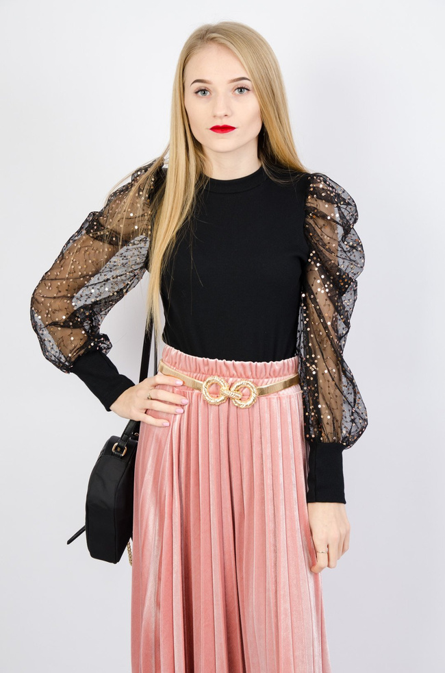 Czarna bluzka z bufkami oraz złotymi cekinami