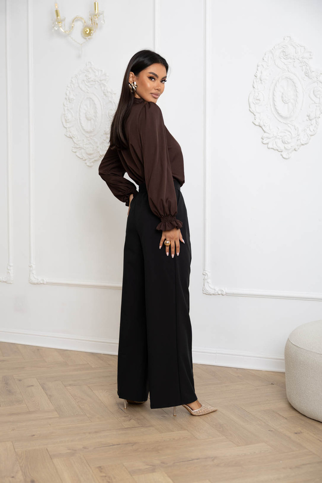 BLUZKA Z FALBANKĄ POD SZYJĄ I NA RĘKAWACH- CZEKOLADOWA