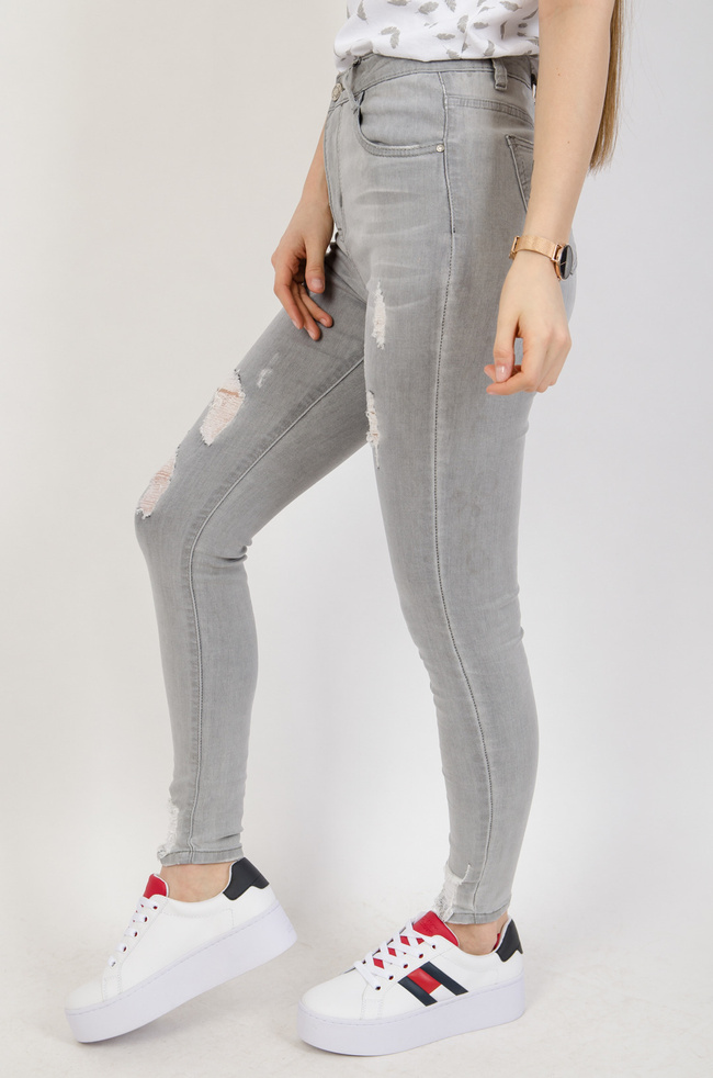 Jasno szare spodnie jeansowe z przetarciami 