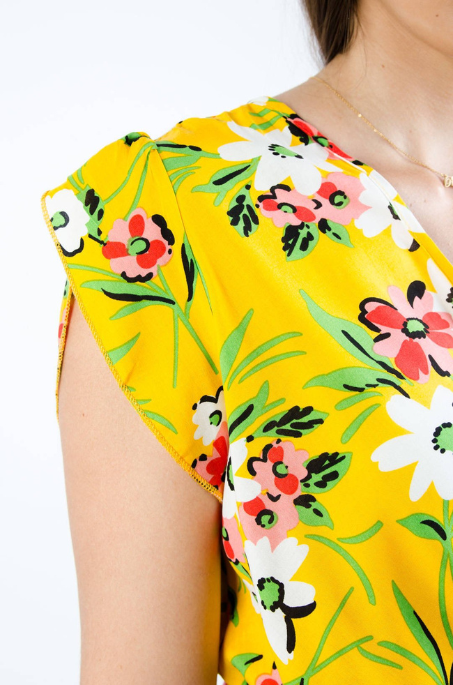 ŻÓŁTA SUKIENKA MAXI Z KOPERTOWYM DEKOLTEM