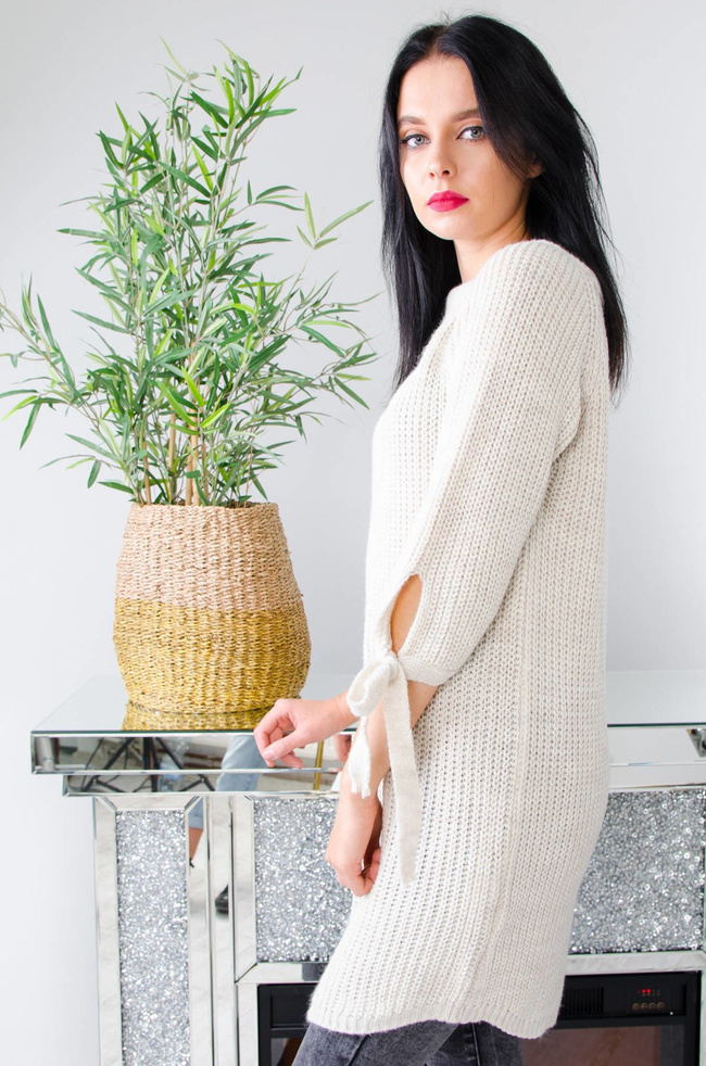 DŁUGI BEŻOWY SWETER-SUKIENKA Z WIĄZANIEM NA RĘKAWACH