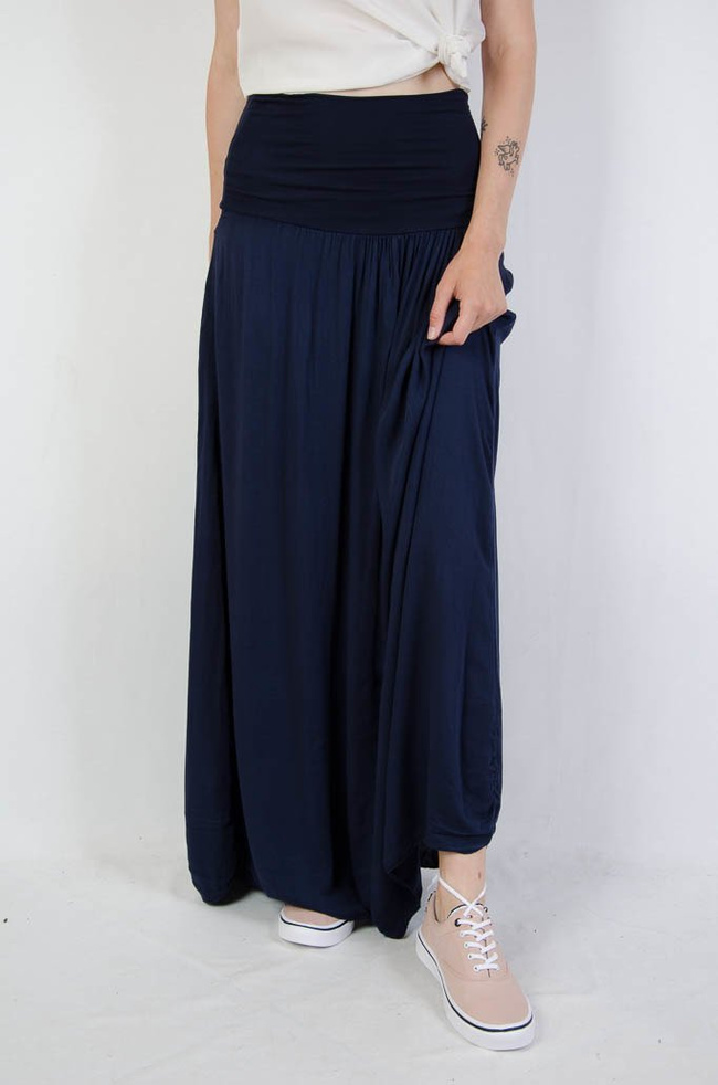 Długa zwiewna granatowa spódnica z szerokim pasem