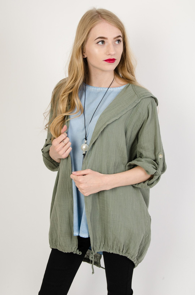 Zielona narzutka z kapturem oraz kieszeniami