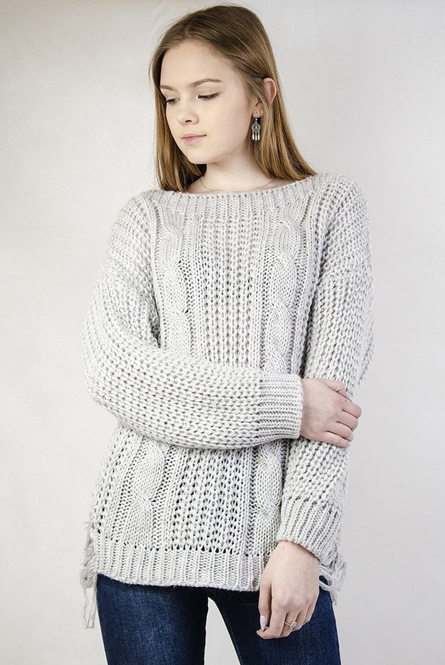 Szary sweter z szarpaniami po bokach