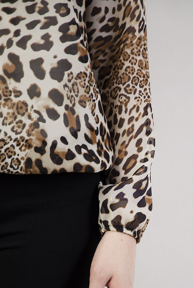 Bluzka w panterkę z wiązaniem pod szyją 