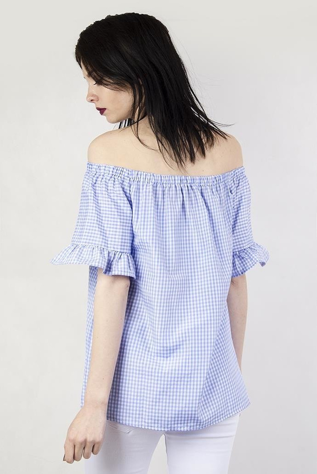 Jasnoniebieska koszula w kratę z szerokim dekoltem