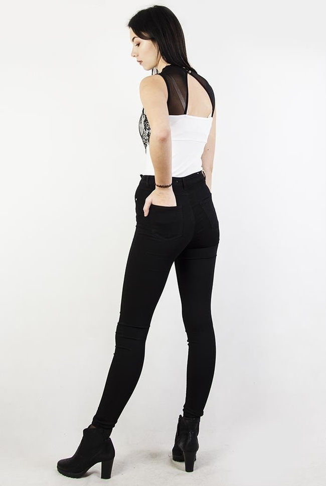 Białe body z wycięciem z tyłu oraz koronkowym zdobieniem