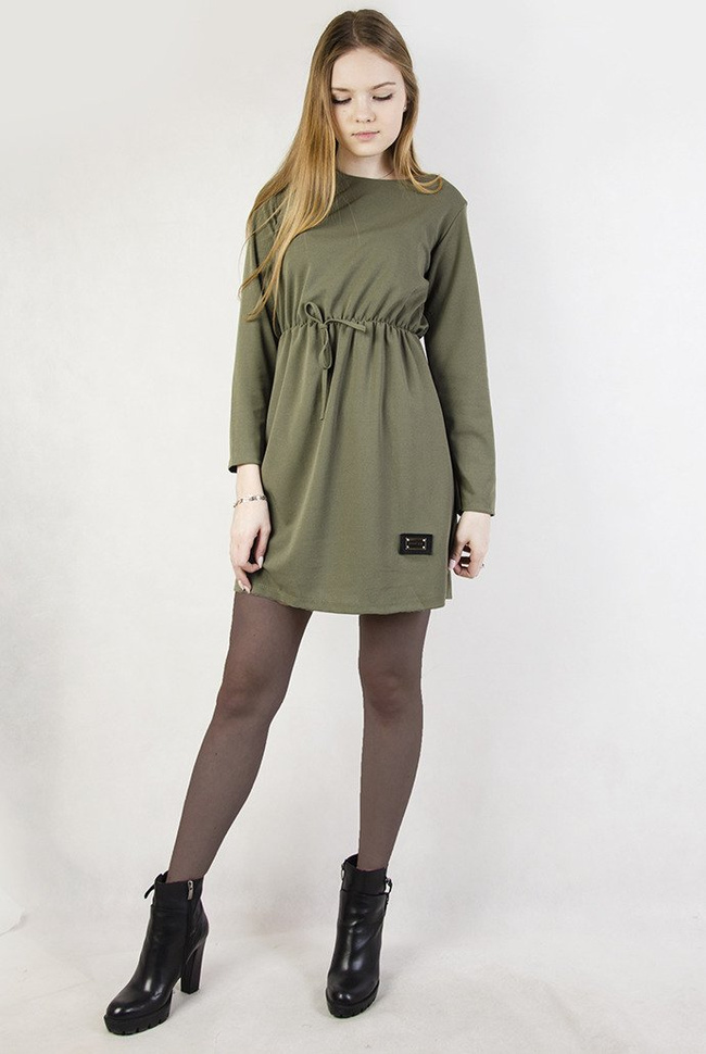 Zielona sukienka z wiązaniem w pasie oraz na plecach