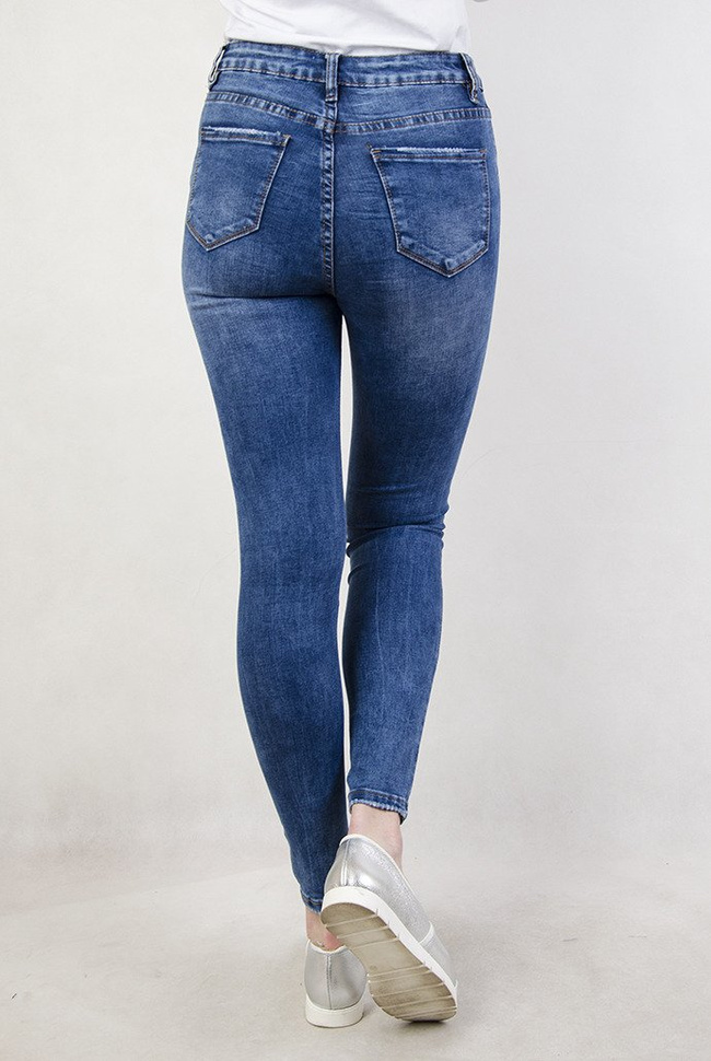 Jasne spodnie jeansowe z przetarciami oraz wysokim stanem