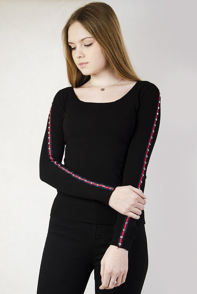 Czarna, przylegająca bluzka z ćwiekami u boku