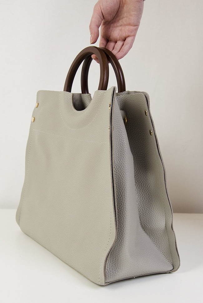 Szara torebka z drewnianą rączką