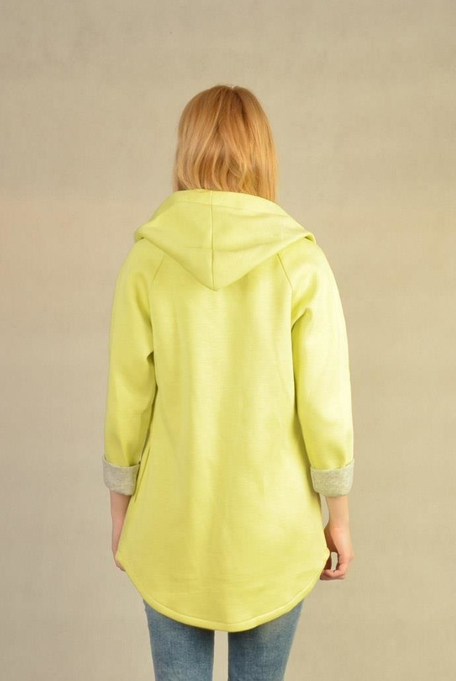 Bardzo miękki i lekki płaszczyk w formie narzutki. Z niezwykle efektownym kapturem