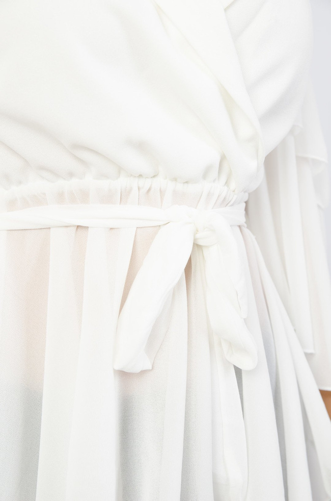 Biała bluzka hiszpanka z odkrytymi ramionami