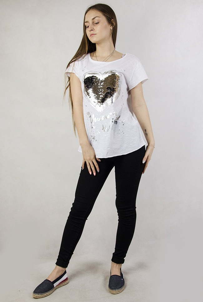 Biała koszulka z cekinowym sercem