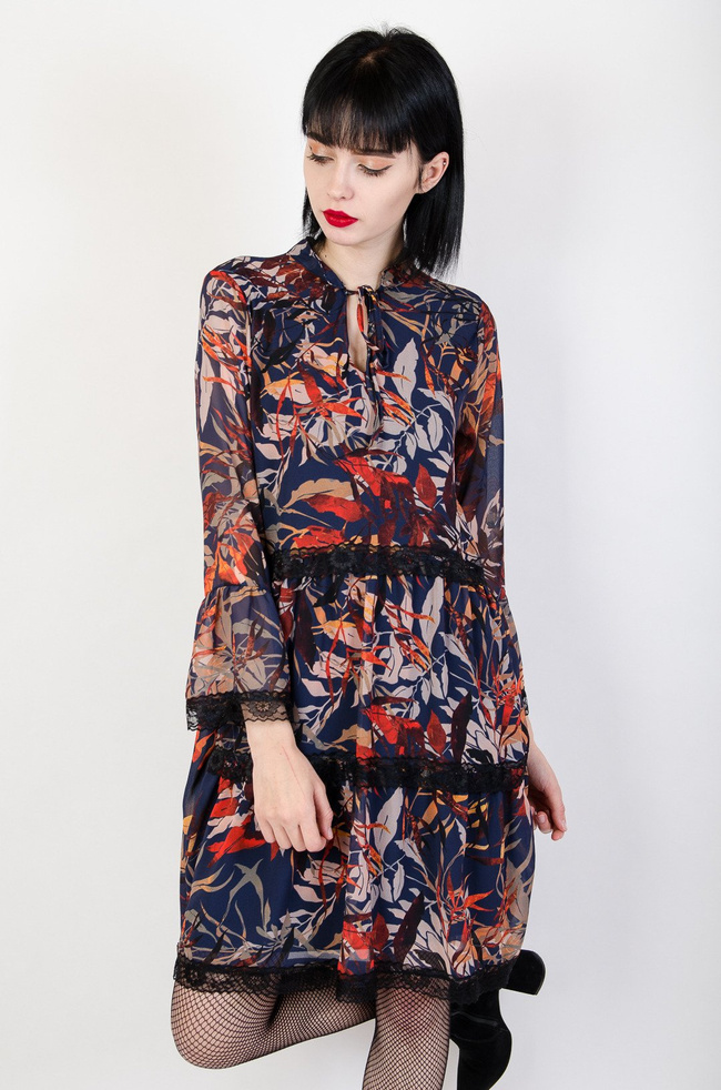 Granatowa sukienka w liście obszyta czarną koronką