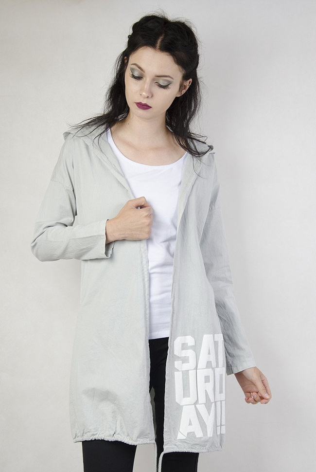 Jasnoszara narzutka z białymi napisami