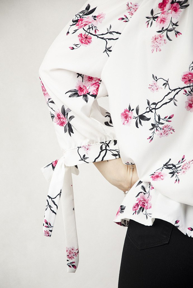 Biała bluzka w kwiaty z hiszpańskim dekoltem