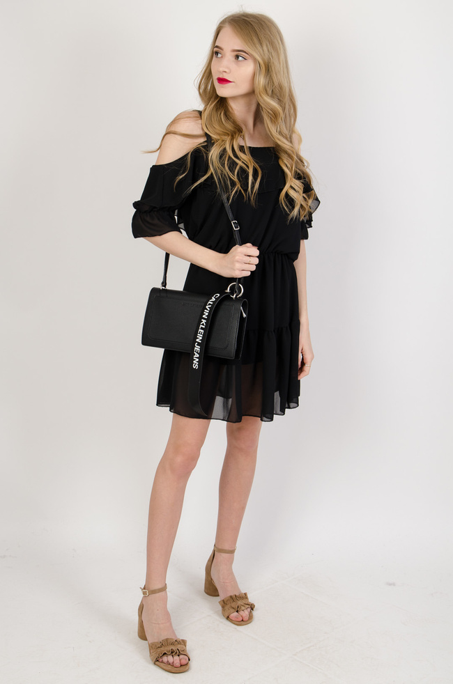 Czarna zwiewna sukienka z odkrytymi ramionami