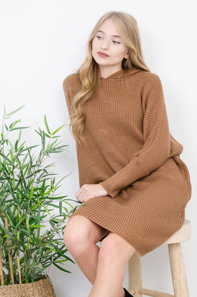 BRĄZOWA SUKIENKA SWETERKOWA Z KAPTUREM