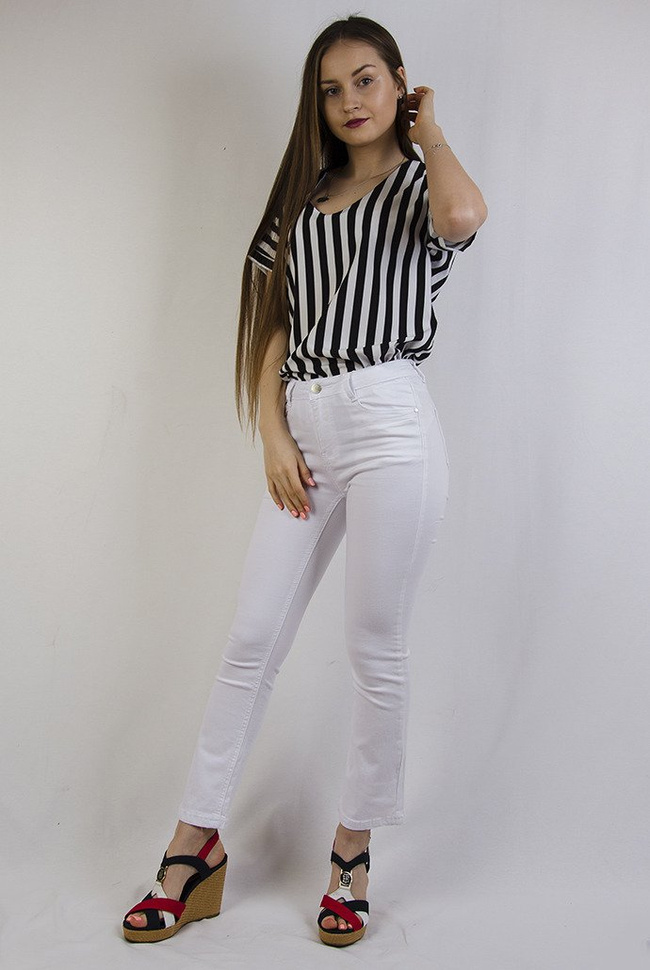 Białe spodnie typu"dzwony", z rozszerzaną nogawką