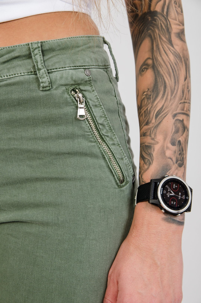 Zielone spodnie joggery z zamkami przy kieszeniach