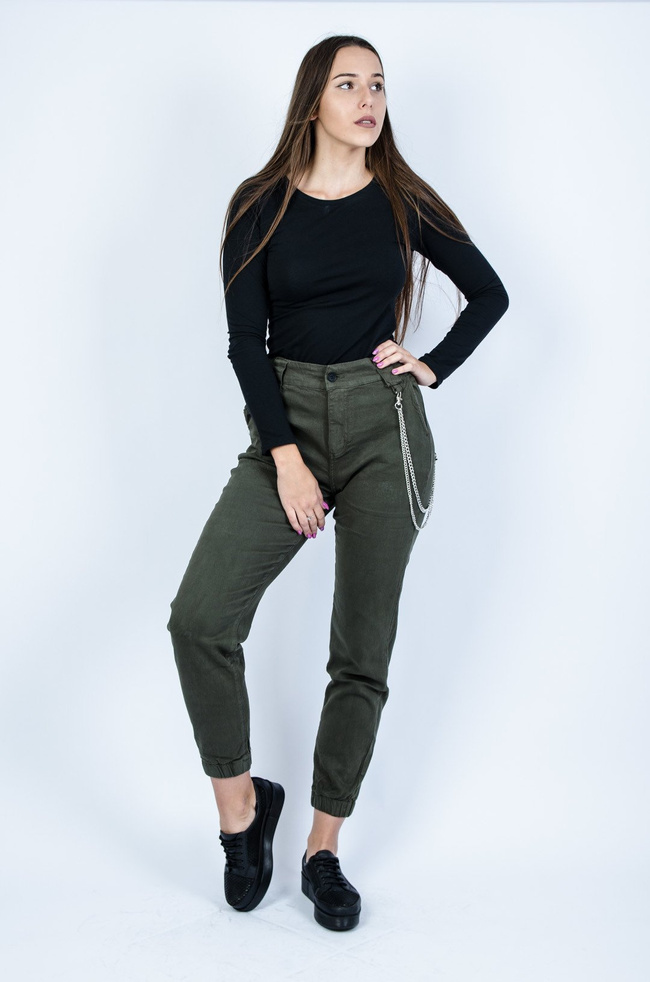 Zielone joggery z łańcuszkiem 