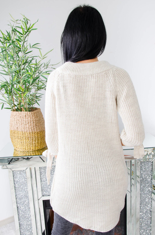 DŁUGI BEŻOWY SWETER-SUKIENKA Z WIĄZANIEM NA RĘKAWACH