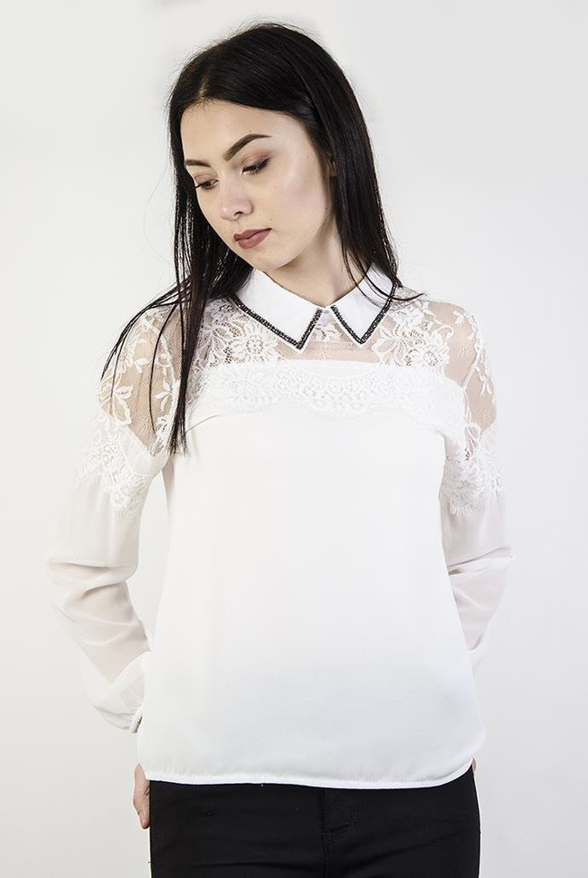 Biała koszula ze zdobionym kołnierzykiem