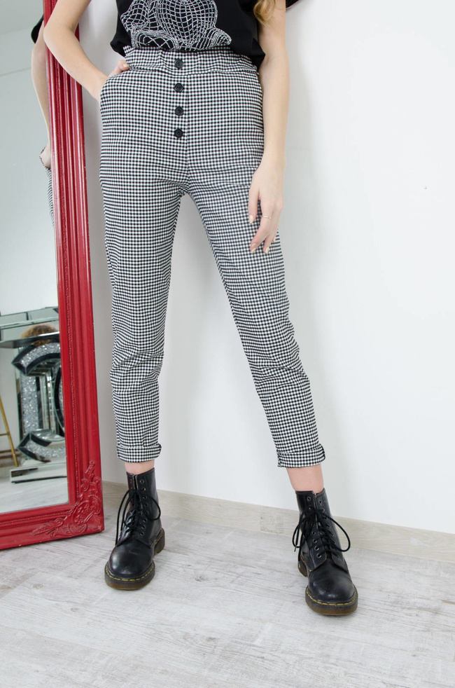 BIAŁO-CZARNE SPODNIE W KRATĘ Z GUZIAKMI