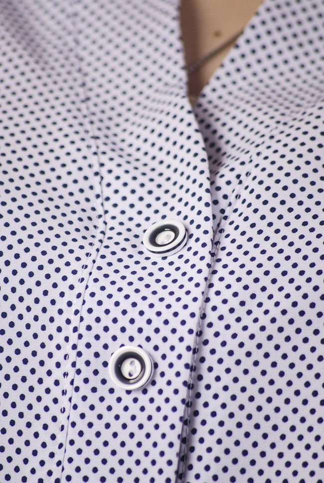 Biała bluzka w czarne kropki