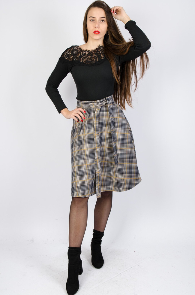 Spódnica midi w granatową kratę z wiązaniem w pasie