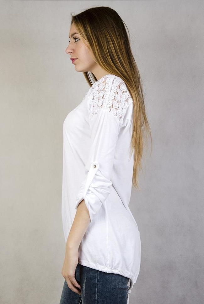 Biała bluzka z ażurowym zdobieniem na dekolcie i ramionach
