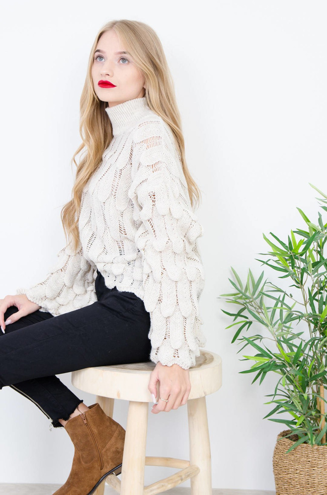 BEŻOWY OVERSIZOWY SWETER Z GRUBYM SPLOTEM