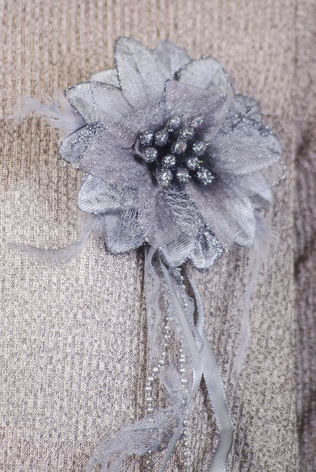 Szara rozkloszowana bluzka z przypinką kwiatem