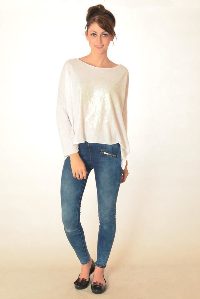 Biała bluzka z błyszczącym orłem