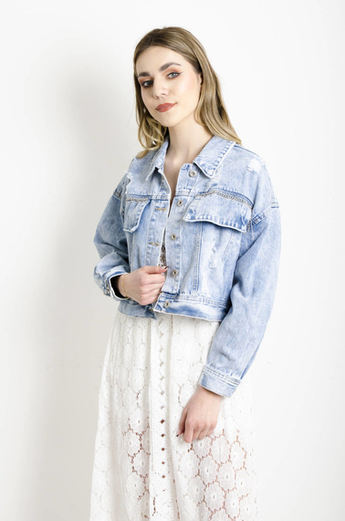 KURTKA JEANSOWA Z PRZETARCIAMI I OZDOBNYMI ŁAŃCUSZKAMI