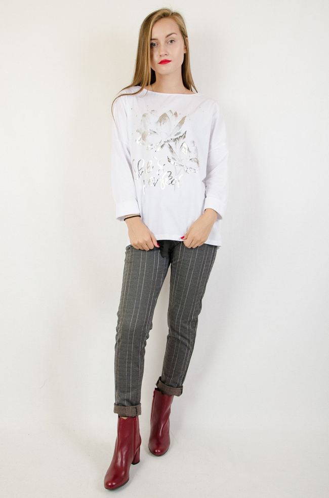 Biała asymetryczna bluzka typu oversize z aplikacją z przodu