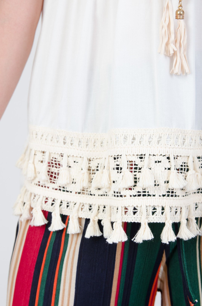 Biała bluzka z ażurowym dekoltem i złotymi cekinami